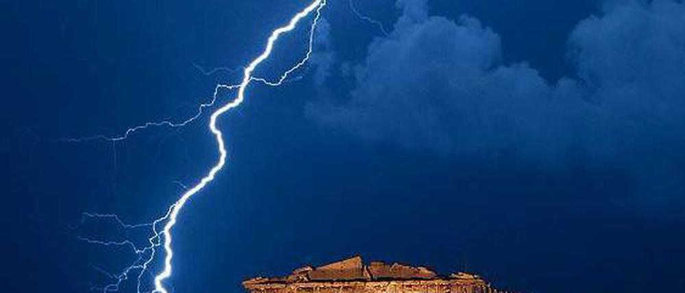 Weiße Blitze in Athen. Das politische Dauergewitter über der Akropolis wird auch nach den Beschlüssen vom Donnerstag nicht abziehen. Noch sind die Griechen nicht gerettet. Foto: dapd