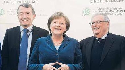 Bald-Präsident, Kanzlerin, Noch-Präsident. Theo Zwanziger (r.) und sein Kollege Wolfgang Niersbach nehmen Angela Merkel gern in ihre Mitte. Foto: dpa