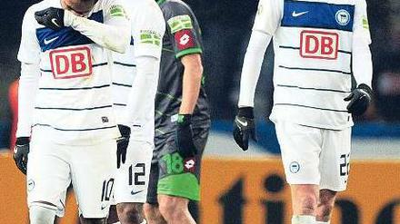 Zuversicht sieht anders aus. Herthas Spieler (hier Raffael, Ronny und Bastians, von links) müssen gerade den Eindruck haben, alles habe sich gegen sie verschworen. Foto: AFP