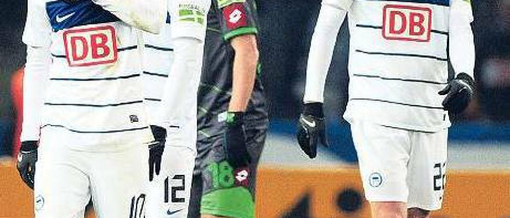 Zuversicht sieht anders aus. Herthas Spieler (hier Raffael, Ronny und Bastians, von links) müssen gerade den Eindruck haben, alles habe sich gegen sie verschworen. Foto: AFP