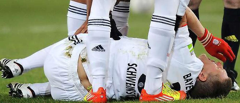 Das tat weh. Bayerns Bastian Schweinsteiger verletzte sich schwer.