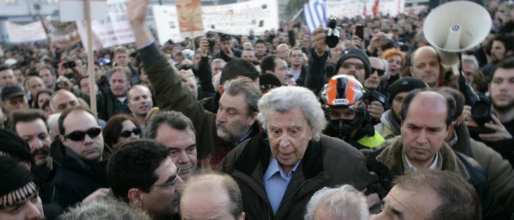 Theodorakis (m.) bei dem gestrigen Massenprotest gegen das Sparpaket.