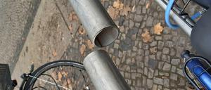 "So werden inzwischen hochwertige Fahrräder geklaut. Leider. Und das mitten im Wohngebiet. Gesehen in Charlottenburg." Astrid Richter schickte uns dieses Foto, das offensichtlich einen durchtrennten Fahrradbügel zeigt. Liebe Leserinnen, liebe Leser: Wie erleben Sie den Radverkehr in Berlin? Senden Sie Ihre Fotos an leserbilder@tagesspiegel.de!