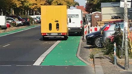 "Sind das die neuen Parkstreifen in Friedrichshain?" So witzelt Leser Bernhard Albers über die grüne Markierung an der Proskauer Straße. Doch ob grün, ob rot oder gar nicht eingefärbt - Radstreifen, die nicht baulich von der Straße abgetrennt sind, werden zugeparkt.