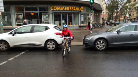Die Falschparker an der Schöneberger Hauptstraße scheint es nicht zu stören, dass sie das Leben anderer Verkehrsteilnehmer gefährden. Fußgänger und Radfahrer müssen zwischen den parkenden Autos hindurch auf die Straße. Dabei werden sie nicht nur vom Kraftverkehr kaum gesehen - auch sie selbst können entgegenkommende Autos schlecht erkennen.