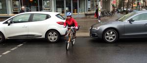 Die Falschparker an der Schöneberger Hauptstraße scheint es nicht zu stören, dass sie das Leben anderer Verkehrsteilnehmer gefährden. Fußgänger und Radfahrer müssen zwischen den parkenden Autos hindurch auf die Straße. Dabei werden sie nicht nur vom Kraftverkehr kaum gesehen - auch sie selbst können entgegenkommende Autos schlecht erkennen.