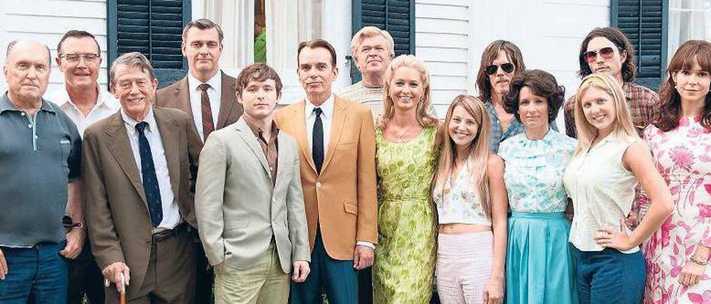 Gruppenbild mit Patriarchen. Die Familien des Amerikaners Jim Caldwell (Robert Duvall) und des Engländers Kingsley Bedford (John Hurt, beide vorne links) begegnen einander in Alabama. Den sonderlichen Sohn Skip spielt Regisseur Billy Bob Thornton (Mitte). Und wer entdeckt Kevin Bacon?