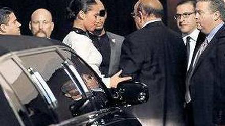Unter Schock. Clive Davis, ihr Mentor, spricht kurz nach dem Tod auf der Pre- Grammy-Gala. Gäste der Gala vor dem Eingang, der Totenwagen, Blumen der Fans.