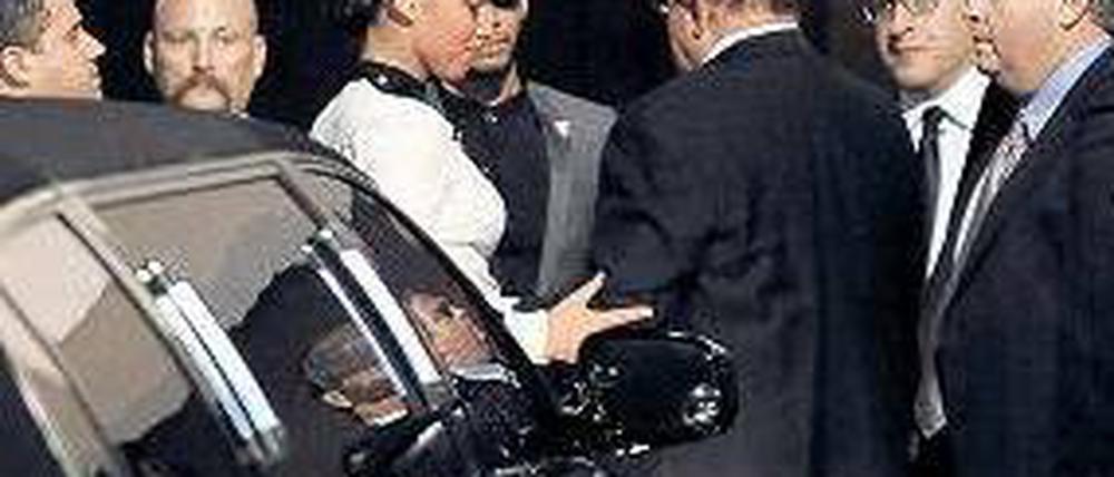 Unter Schock. Clive Davis, ihr Mentor, spricht kurz nach dem Tod auf der Pre- Grammy-Gala. Gäste der Gala vor dem Eingang, der Totenwagen, Blumen der Fans.