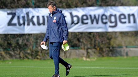Michael Skibbes Intermezzo auf der Hertha-Bank wird als eines der kürzesten und erfolglosesten in die Bundesligageschichte eingehen. Doch wer soll es jetzt richten?