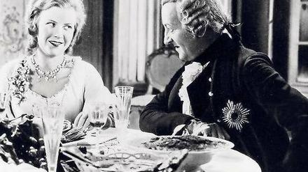 Dichtung und Wahrheit. In der Ufa-Produktion „Das Flötenkonzert von Sanssouci“ aus dem Jahr 1930, dem ersten Tonfilm der Fridericus-Rex-Reihe, darf Otto Gebühr als Friedrich II. mit Renate Müller als Ehefrau Blanche von Lindeneck turteln. Das Bild ist auch Teil einer Sonderausstellung zu Friedrich dem Großen im Potsdamer Filmmuseum. Foto: dapd
