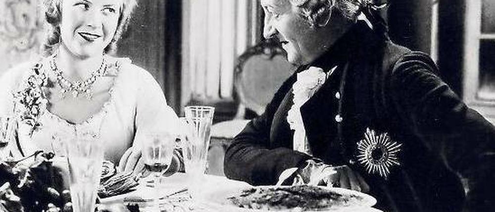 Dichtung und Wahrheit. In der Ufa-Produktion „Das Flötenkonzert von Sanssouci“ aus dem Jahr 1930, dem ersten Tonfilm der Fridericus-Rex-Reihe, darf Otto Gebühr als Friedrich II. mit Renate Müller als Ehefrau Blanche von Lindeneck turteln. Das Bild ist auch Teil einer Sonderausstellung zu Friedrich dem Großen im Potsdamer Filmmuseum. Foto: dapd