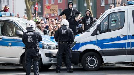 Linke Demonstranten stehen in Dortmund vor einer Polizeiabsperrung während Rechtsextremisten in der Innenstadt demonstrieren. 