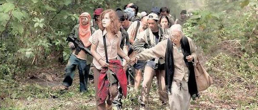 Ich bin ein Star, holt mich hier raus. Isabelle Huppert (links) spielt in Brillante Mendozas „Captive“ eine Geisel, die von muslimischen Terroristen monatelang durch die philippinischen Wälder getrieben wird. 