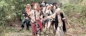 Ich bin ein Star, holt mich hier raus. Isabelle Huppert (links) spielt in Brillante Mendozas „Captive“ eine Geisel, die von muslimischen Terroristen monatelang durch die philippinischen Wälder getrieben wird. 