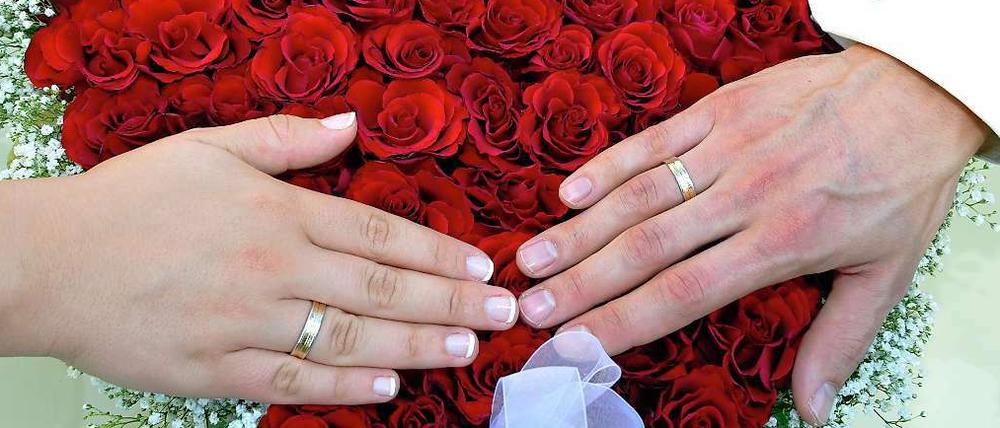 Eine Hochzeits-Garantie gibt es bei Online-Partnervermittlungen nicht. Doch jeder dritte Suchende, sagen die Agenturen, wird fündig.