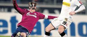 Zorro kommt zu spät. Auch der Schalker Benedikt Höwedes (l.) konnte Mike Hanke und Gladbach nicht stoppen. Foto: dpa