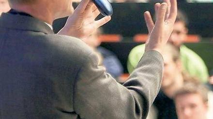 Gehör gefunden. Geklagt hatte ein hessischer Chemieprofessor, der 2005 ein Anfangsgehalt von rund 3900 Euro erhielt. Foto: dpa