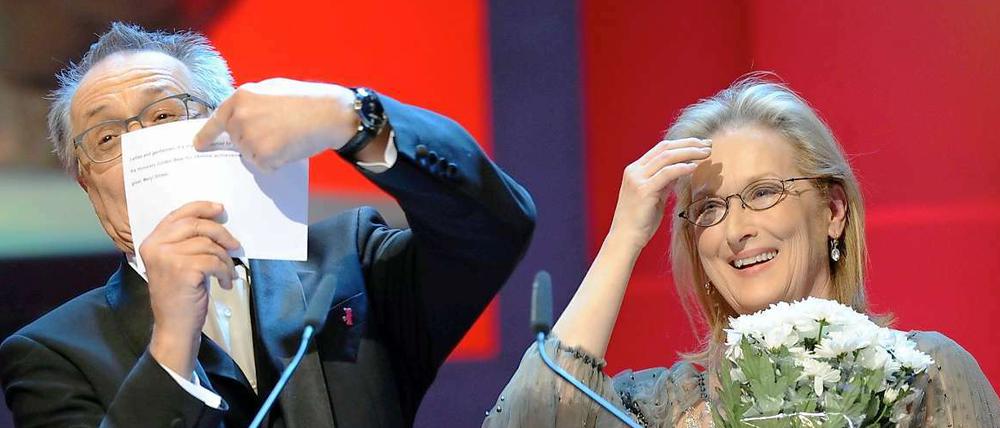 Glanz trifft Berlin: Hollywoodstar Meryl Streep lacht, Berlinale-Chef Dieter Kosslick hat ihren Ehrenbären noch vor sich stehen.