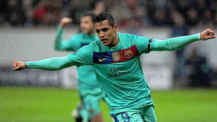 Eiskalt im Rheinländischen Regen: Barcelonas chilenischer Doppeltorschütze Alexis Sanchez.