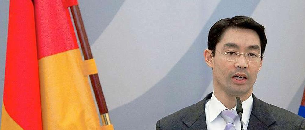 Früher fuhr er Zeitungen aus, heute wirbt er für die deutsche Wirtschaft: Philipp Rösler.