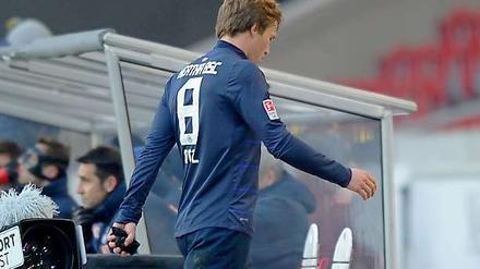 Andreas Ottl auf dem Weg in die Kabine nach seiner Roten Karte beim Spiel in Stuttgart.