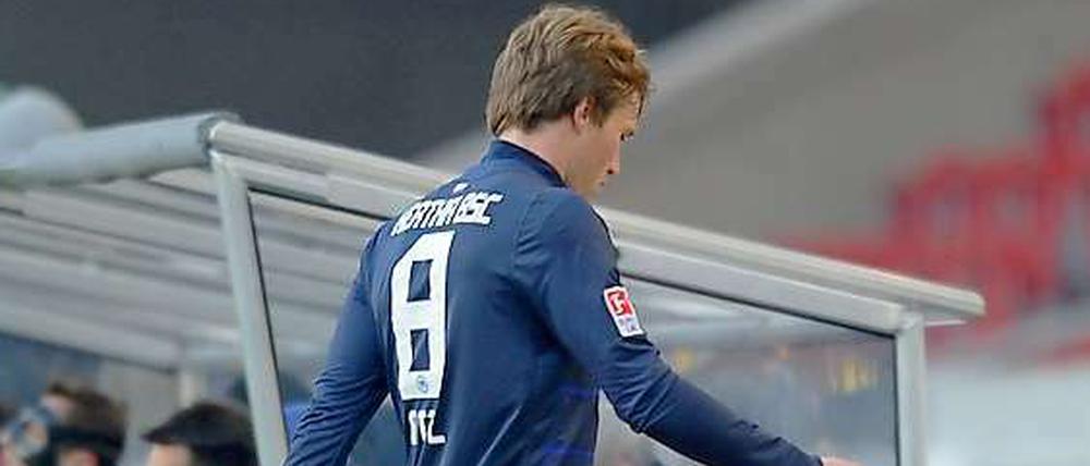 Andreas Ottl auf dem Weg in die Kabine nach seiner Roten Karte beim Spiel in Stuttgart.