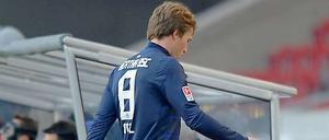 Andreas Ottl auf dem Weg in die Kabine nach seiner Roten Karte beim Spiel in Stuttgart.