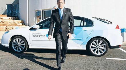 Zielstrebig. Shai Agassi, Gründer und Chef von Better Place, vor einem Jahr in Tel Aviv vor einem Auto seines Partners Renault. 