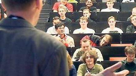 Gehör gefunden. Geklagt hatte ein hessischer Chemieprofessor, der 2005 ein Anfangsgehalt von rund 3900 Euro erhielt. Foto: dpa