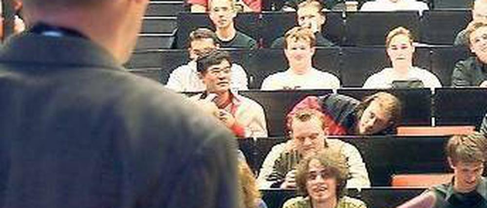 Gehör gefunden. Geklagt hatte ein hessischer Chemieprofessor, der 2005 ein Anfangsgehalt von rund 3900 Euro erhielt. Foto: dpa