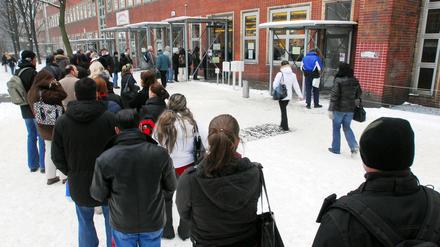 Trotz des wirtschaftlichen Aufschwungs ist der Andrang vor den Jobcentern der Stadt groß.