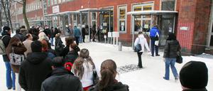 Trotz des wirtschaftlichen Aufschwungs ist der Andrang vor den Jobcentern der Stadt groß.