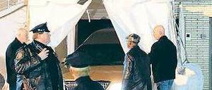 Warten. Houstons Leiche wurde in ein Bestattungsinstitut in Newark gebracht. Foto: rtr