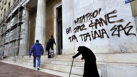 Not in Griechenland. Eine alte Frau bettelt vor der Nationalbank in Athen.