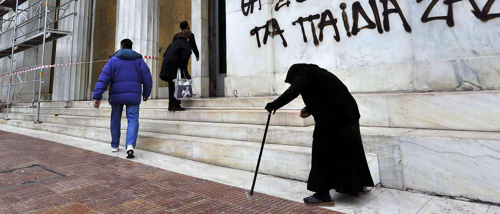 Not in Griechenland. Eine alte Frau bettelt vor der Nationalbank in Athen.