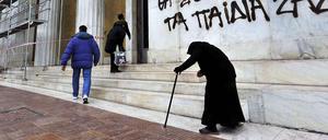 Not in Griechenland. Eine alte Frau bettelt vor der Nationalbank in Athen.