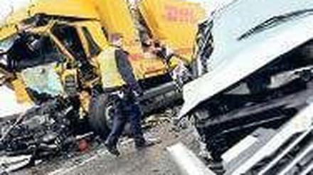 Sechs Lastwagen und 15 Autos fuhren bei Dormagen aufeinander. Foto: dpa