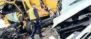 Sechs Lastwagen und 15 Autos fuhren bei Dormagen aufeinander. Foto: dpa