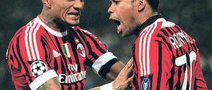 Habe die Ehre! Robinho (rechts) gratuliert Kevin-Prince Boateng . Foto: AFP