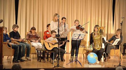 Schüler beim Musizieren.