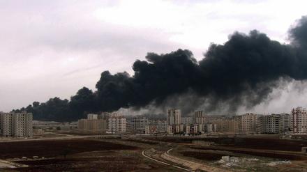 Die syrische Armee flog Angriffe auf eine Öl-Pipeline in der Protesthochburg Homs.