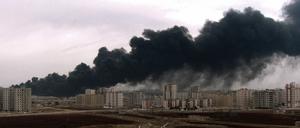 Die syrische Armee flog Angriffe auf eine Öl-Pipeline in der Protesthochburg Homs.