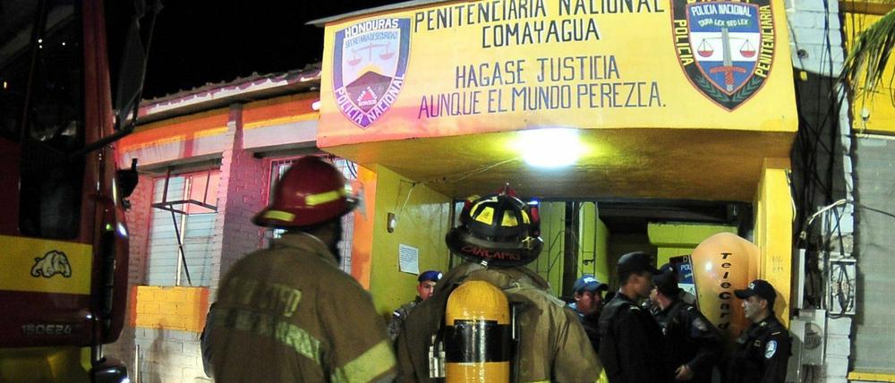 Feuerwehrleute vor der Haftanstalt.
