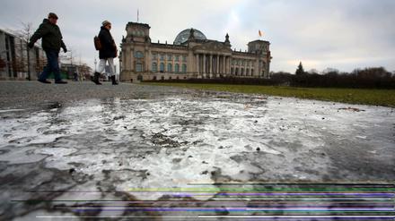 Gefrorener Untergrund vor dem Reichstagsgebäude.