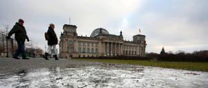 Gefrorener Untergrund vor dem Reichstagsgebäude.