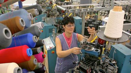 In diesem Unternehmen werden Strümpfe produziert, die durch eingelagerte Silberionen in den Fasern eine keimabtötende Wirkung haben sollen. 