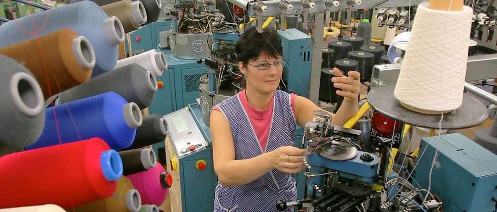 In diesem Unternehmen werden Strümpfe produziert, die durch eingelagerte Silberionen in den Fasern eine keimabtötende Wirkung haben sollen.
