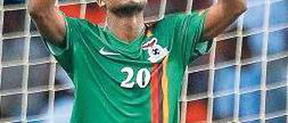 Grüße nach oben. Sambias Stürmer Emmanuel Mayuka feiert still und stilsicher in Gedenken an die vor 19 Jahren verunglückten Landsleute. Foto: dapd