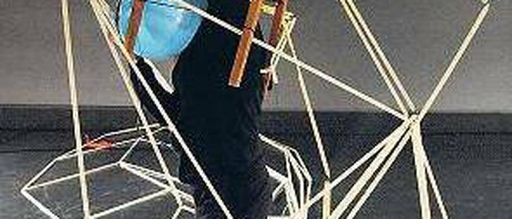 Tänzerische Kämpfe. Anna Huber in „Aufräumarbeiten im Wasserfall“.